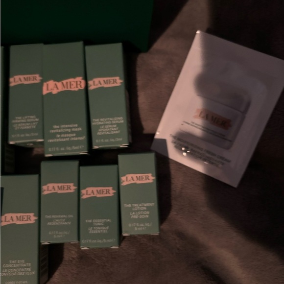 La Mer Skincare Collection with White and Green Packaging - Picture 3 of 9